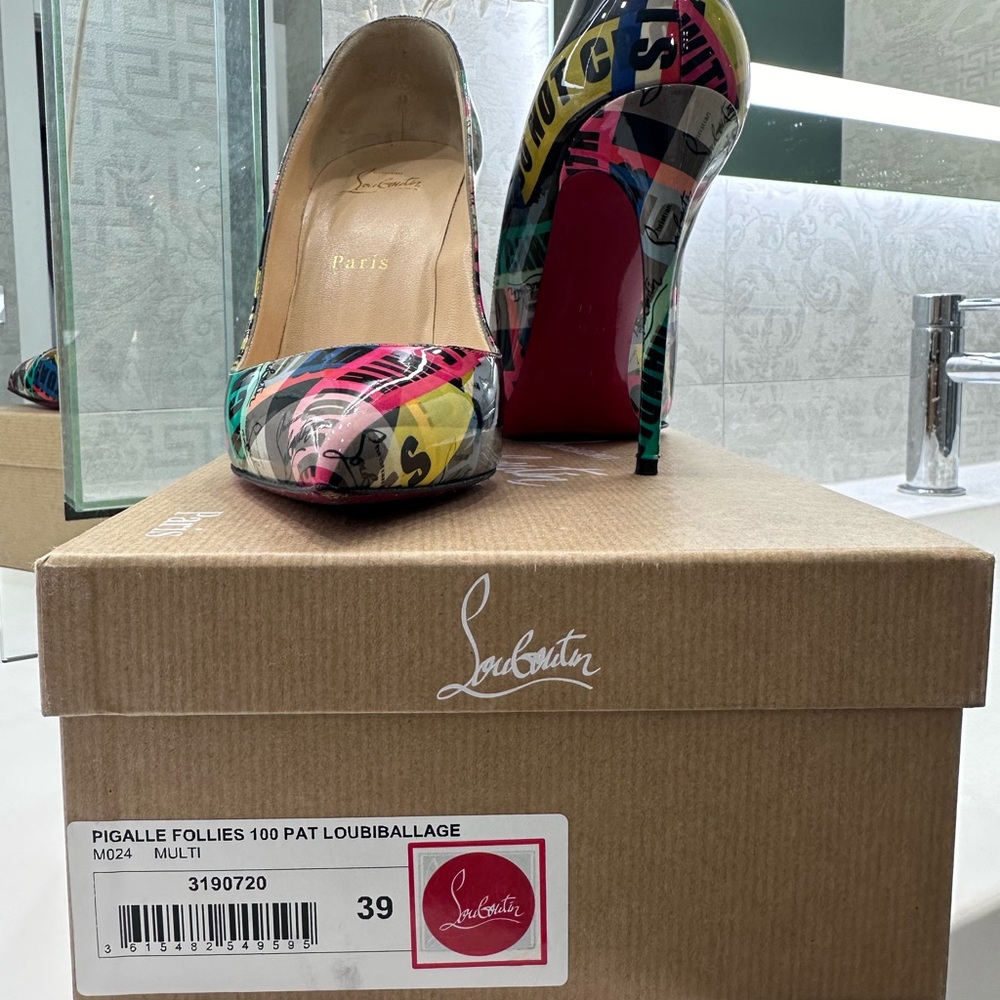 Authentic CHRISTIAN LOUBOUTIN
Patent Pigalle Follies 100 Pumps 39